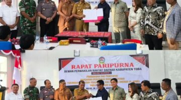 Pemkab–DPRD Toba Tandatangani P.APBD 2026: Kesepakatan Tercapai, Namun Transparansi dan Realita Lapangan Tetap Menjadi Pertanyaan