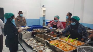 Kapolsek Bandar Baru Cek Dapur SPPG MBG, Pastikan Pengolahan Makanan Siswa Higienis