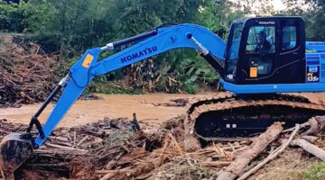 Pemko Langsa Kerahkan 2 Excavator, Bersihkan Tumpukan Kayu di Krueng Langsa