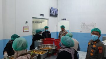 Kapolsek Bandar Baru Pantau Dapur MBG di Pidie Jaya, Pastikan Kebersihan dan Keamanan Pangan