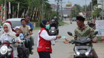 Debu Ganggu aktifitas Warga, PMI Bagikan 100O masker