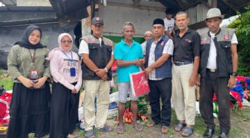 Tujuh Rumah Terbakar di Permata Punie, Dinsos Aceh Besar Salurkan Bantuan Masa Panik